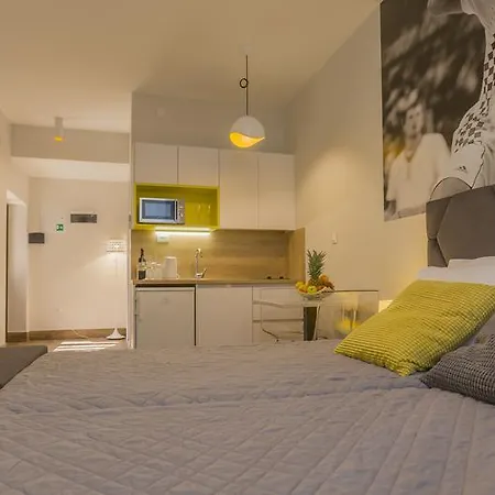 Hall Apart&rooms Guest house