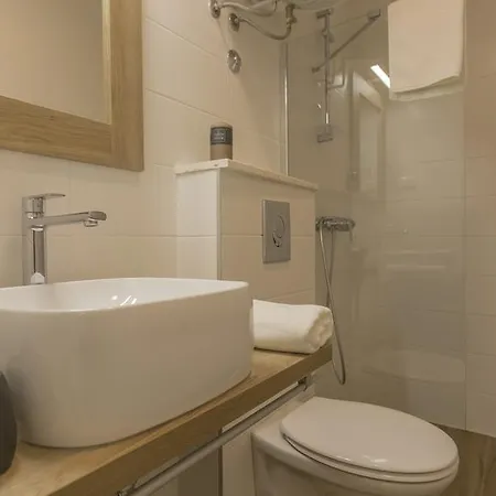 Hall Apart&rooms Guest house